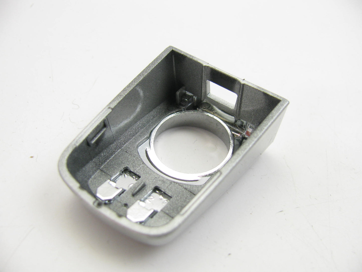 NEW OEM GM 25936865A FRONT LEFT Door Handle Cap Silver Ice W/chrome W/ Keyhole