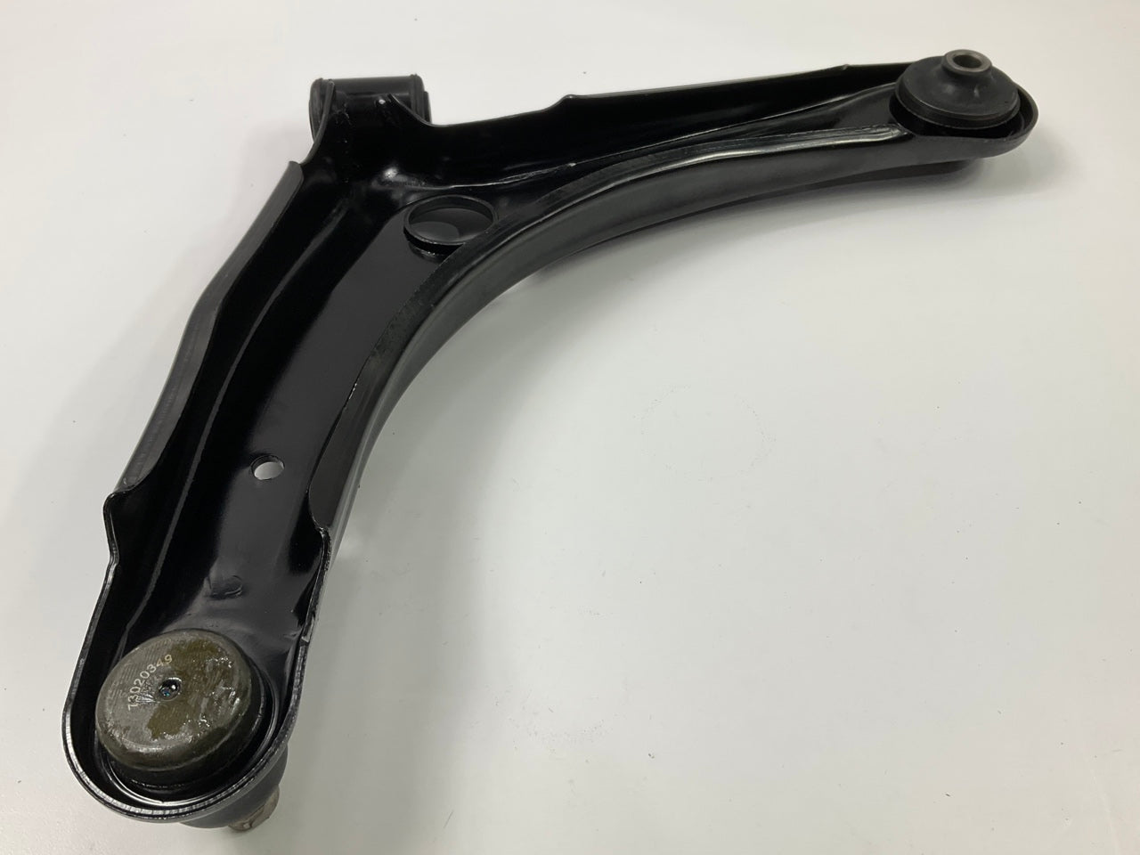 NEW - UNBOXED 2703-258897 Front Right Lower Suspension Control Arm & Ball Joint