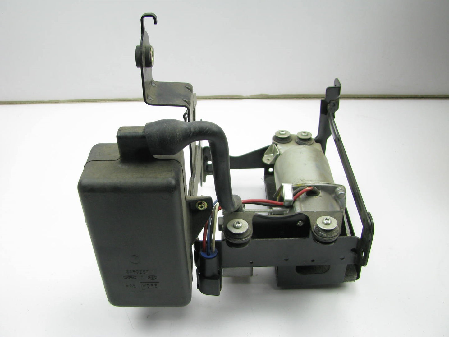 NEW - OUT OF BOX F7L5319AA Active Air Ride Suspension Compressor 97-98 Mark VIII