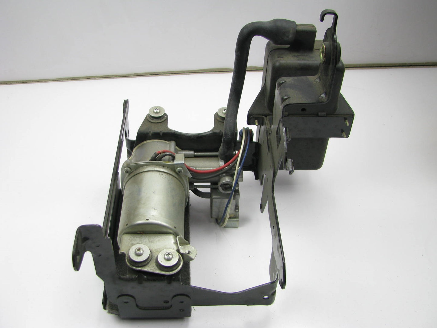 NEW - OUT OF BOX F7L5319AA Active Air Ride Suspension Compressor 97-98 Mark VIII