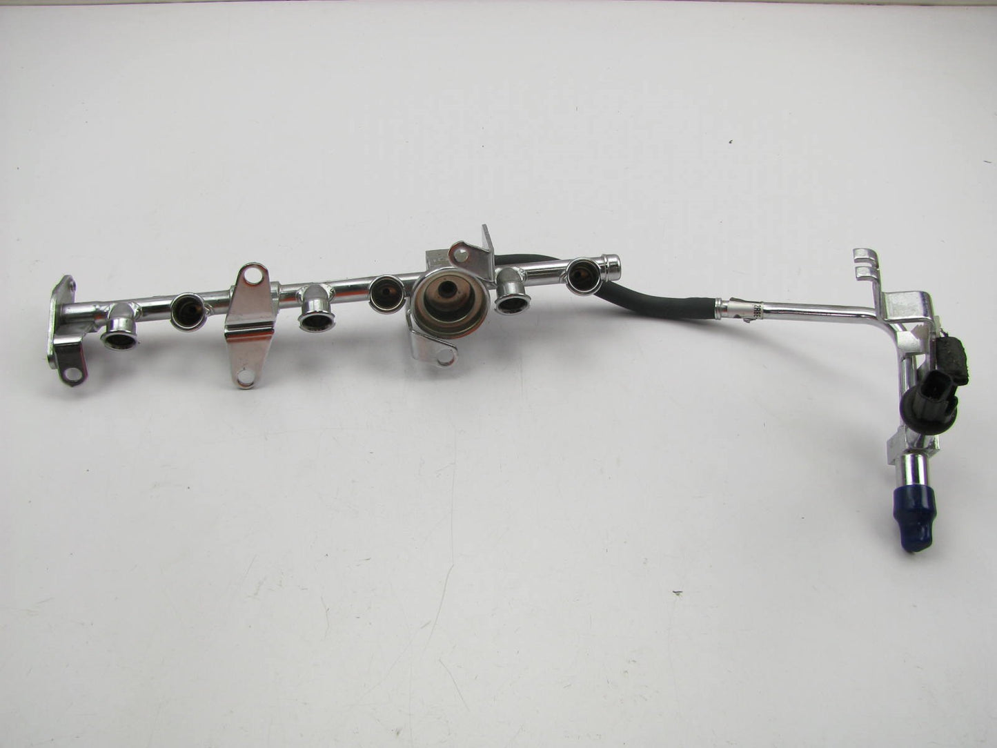 USED GENUINE OEM Fuel Rail # 2R8E-9F792-BA For XJ,  XJ6