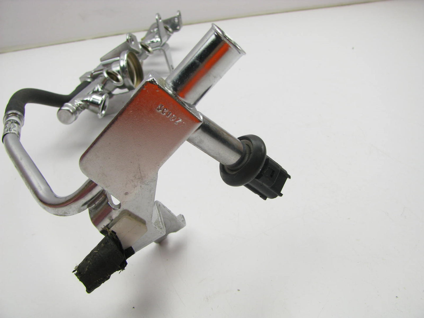 USED GENUINE OEM Fuel Rail # 2R8E-9F792-BA For XJ,  XJ6