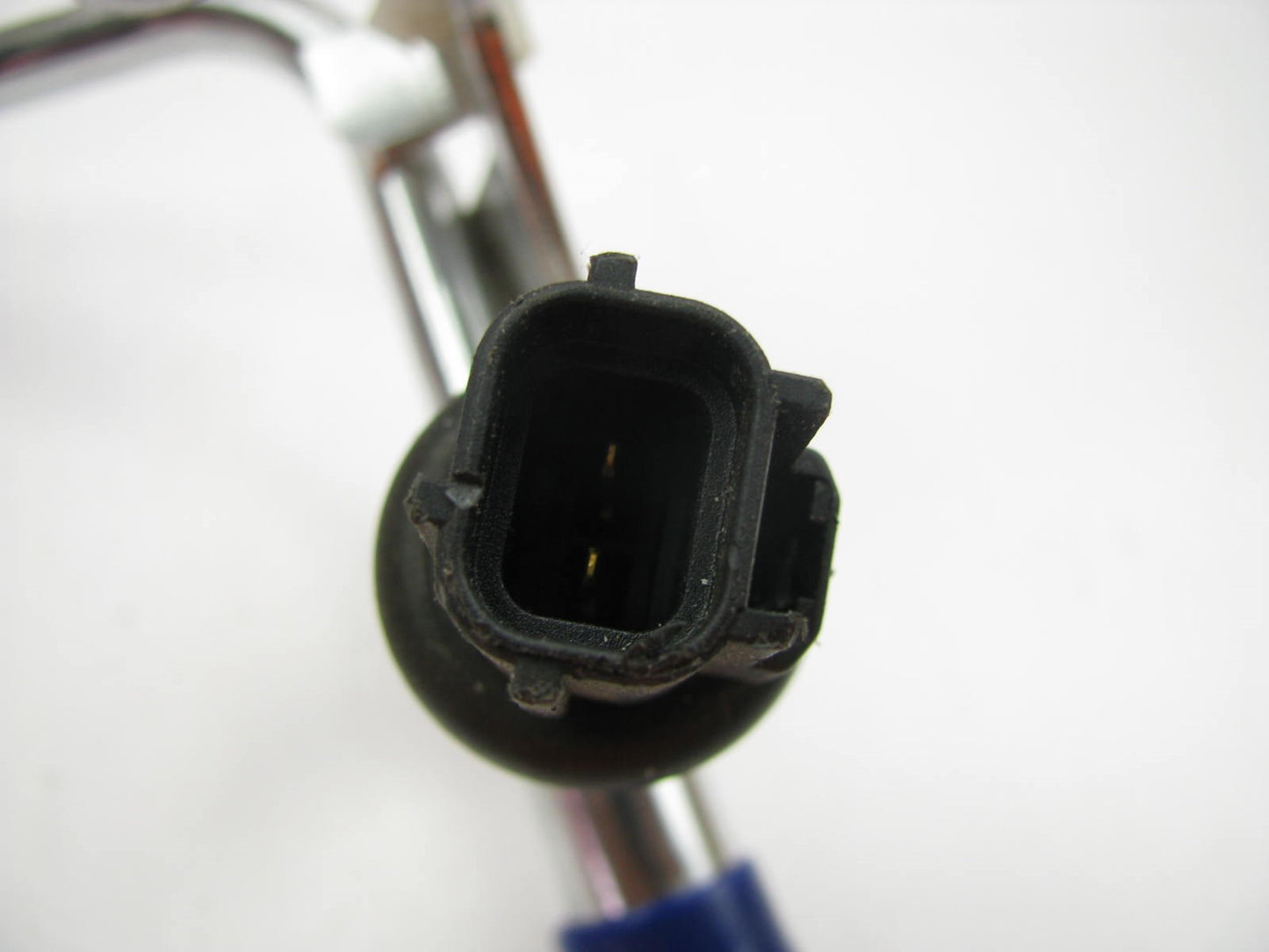 USED GENUINE OEM Fuel Rail # 2R8E-9F792-BA For XJ,  XJ6