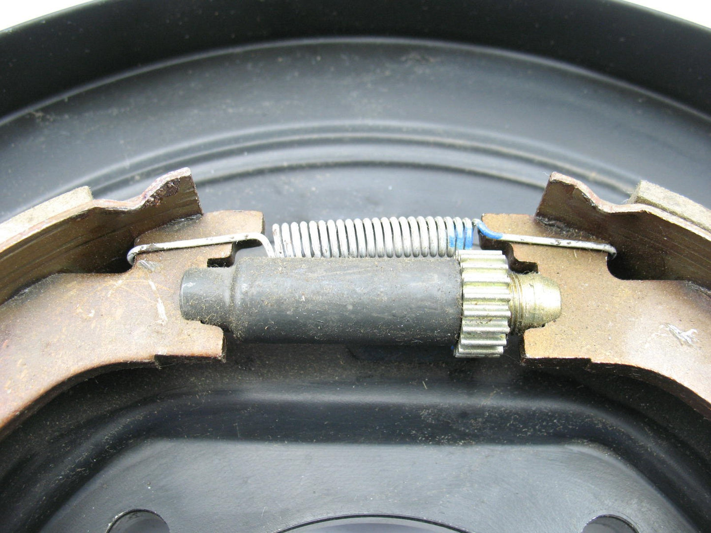 NEW UNBOXED 1997-98 Navigator R.H. Drum Brake Backing Plate Parking Brake Shoes