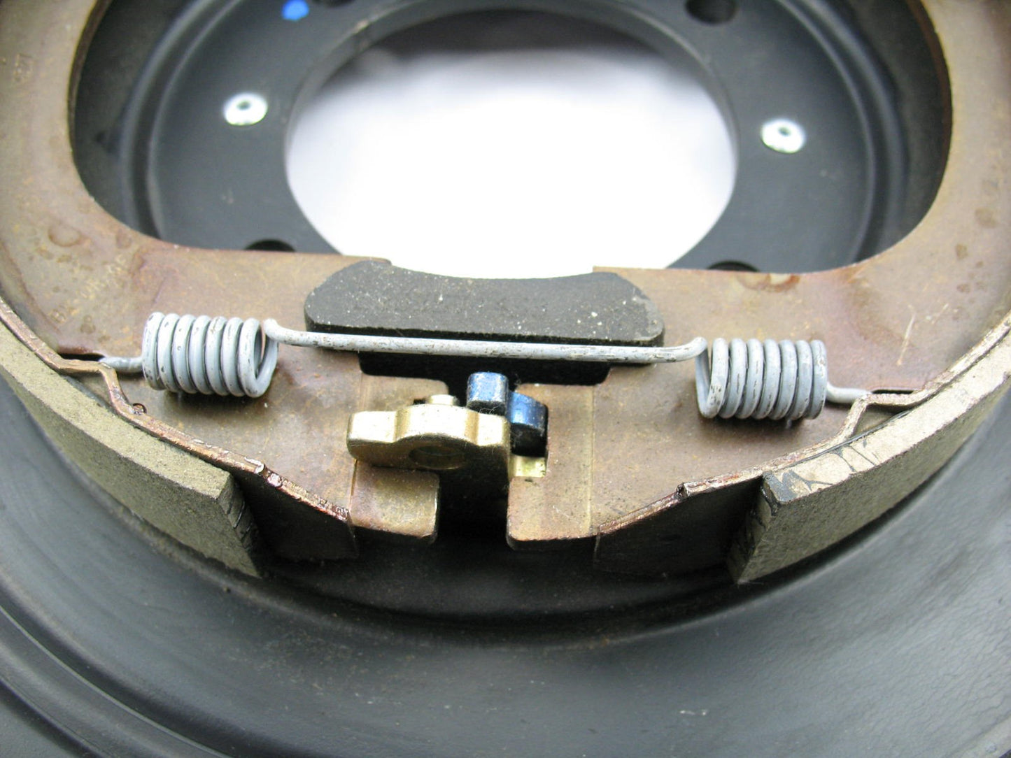 NEW UNBOXED 1997-98 Navigator R.H. Drum Brake Backing Plate Parking Brake Shoes