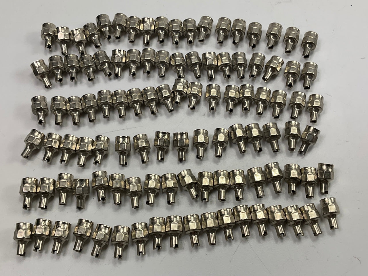 BOX Of 100 - 38-600-100 Cap Screwdriver Type VC2 For .305'' -32 Thread Type Valve