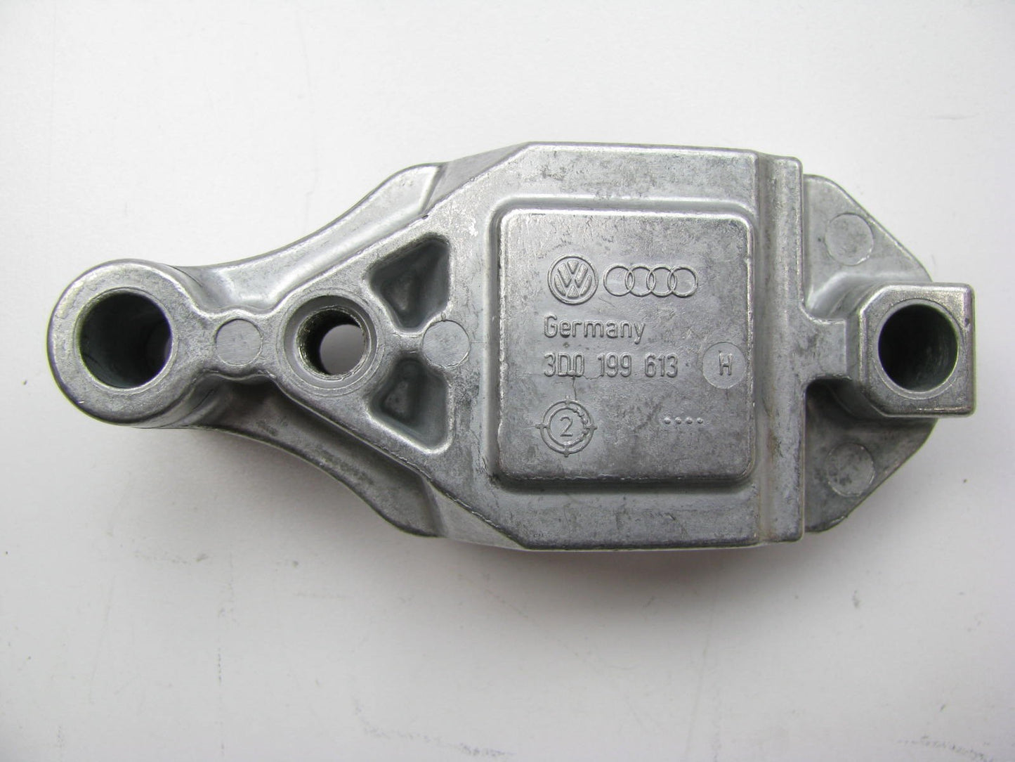 NEW - OUT OF BOX - Rear Sway Bar Mount Bracket 04-06 VW Phaeton 3D0199613H