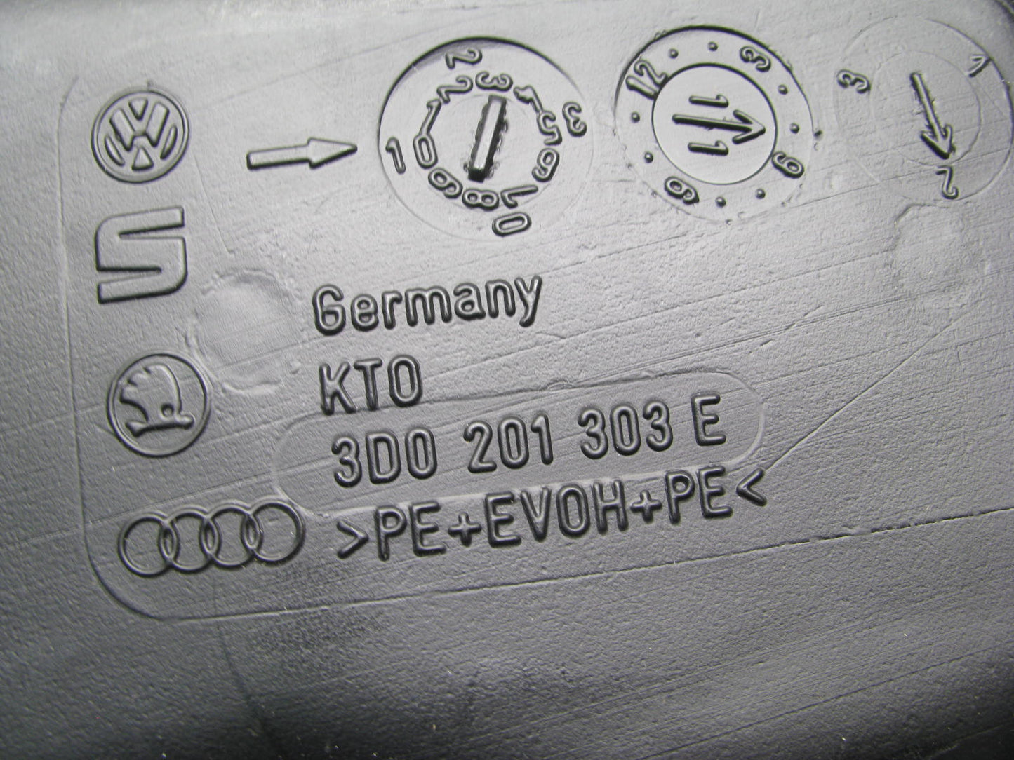 NEW OUT OF BOX - OEM 3D0201303E Coolant Expansion Tank OEM For 2004-2006 Phaeton