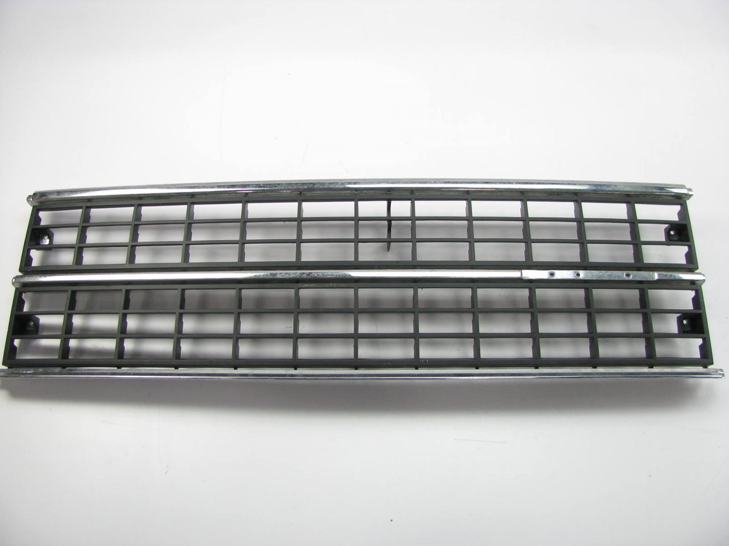 NEW - OUT OF BOX  - OEM Radiator Grille 4270312 For 1984-1986 Dodge Caravan