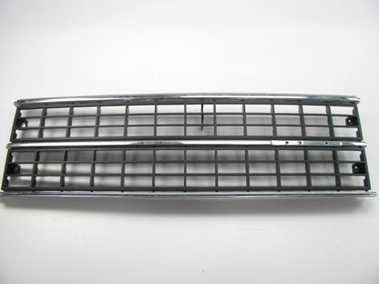 NEW - OUT OF BOX  - OEM Radiator Grille 4270312 For 1984-1986 Dodge Caravan