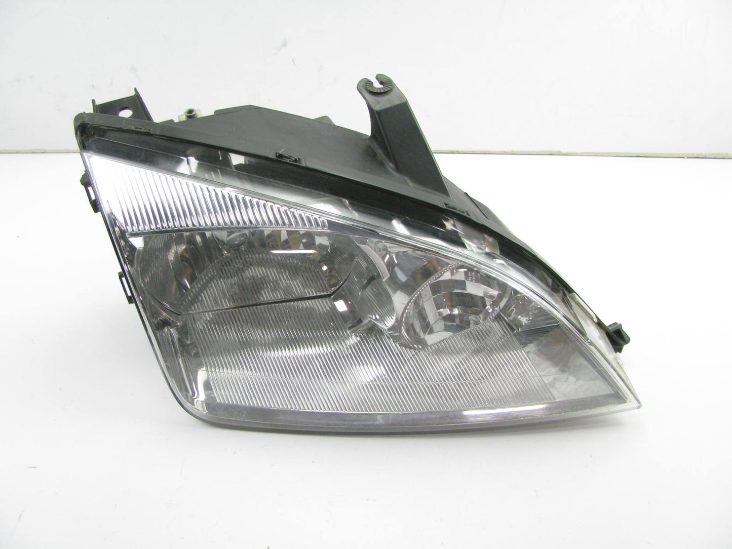 NEW - OUT OF BOX OEM 2005-2007 Ford Focus RIGHT Headlight Headlamp Lamp