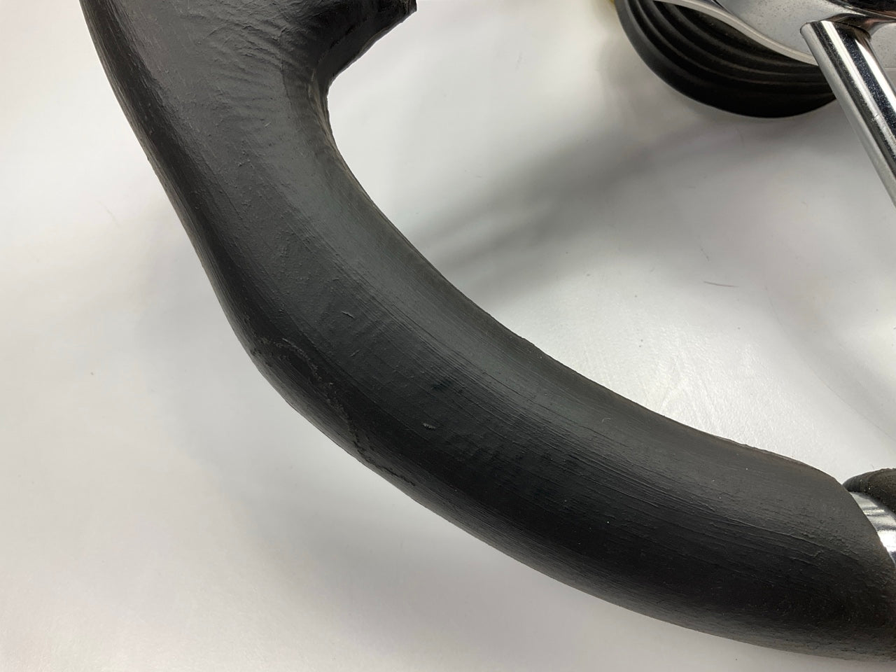 COSMETIC DAMAGE, ACTUAL ITEM SHOWN - Grant 457 13-3/4'' Club Sport Steering Wheel