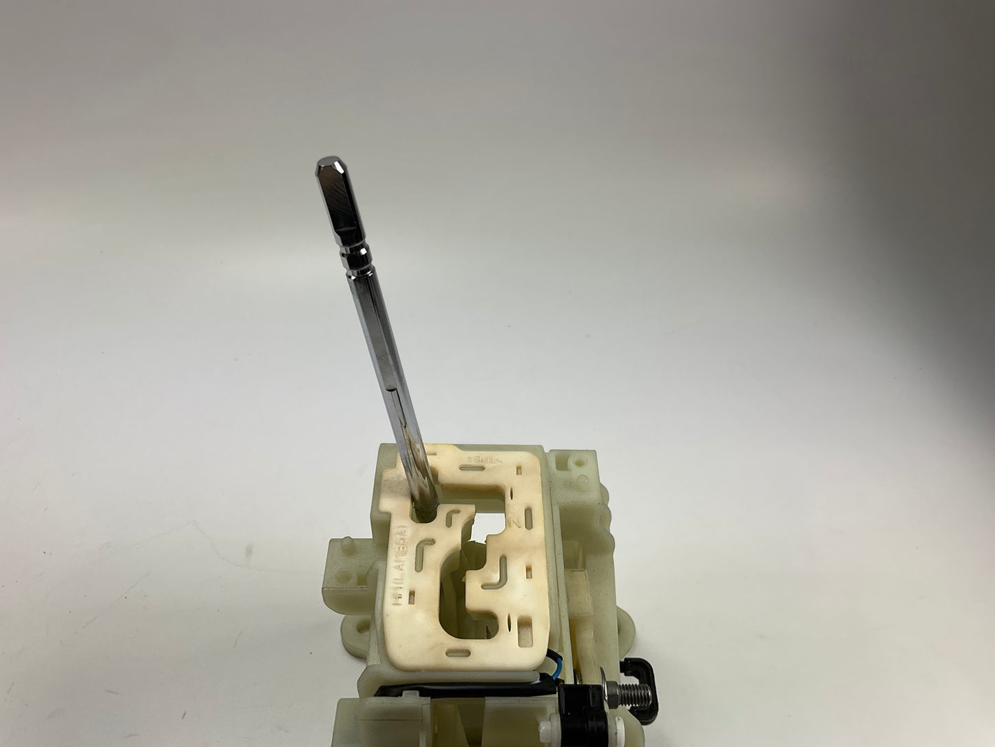 NEW UNBOXED OEM 46700-2J010 Automatic Shifter For 2009 Kia Borrego