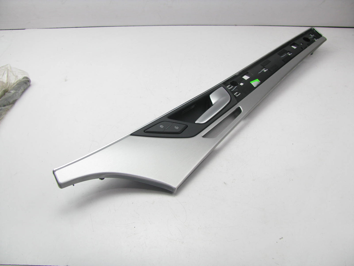 New Out Of Box OEM Front Right Door Handle With Trim Assembly For 11-17 Audi A8