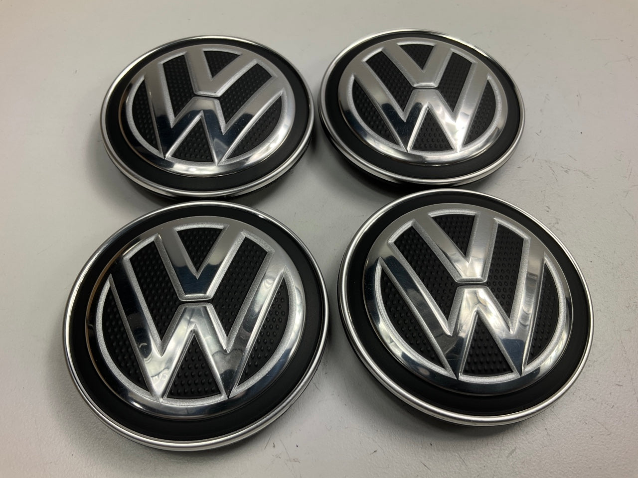 (4) NEW UNBOXED OEM VW 5G0601171 Wheel Center Caps 5G0-601-171-XQI