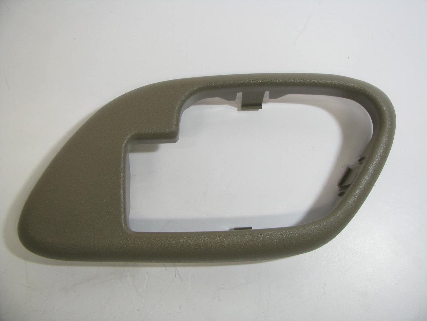 NEW - OUT OF BOX 81913 Front Right Interior Door Handle Bezel 1995-2002 GM Truck