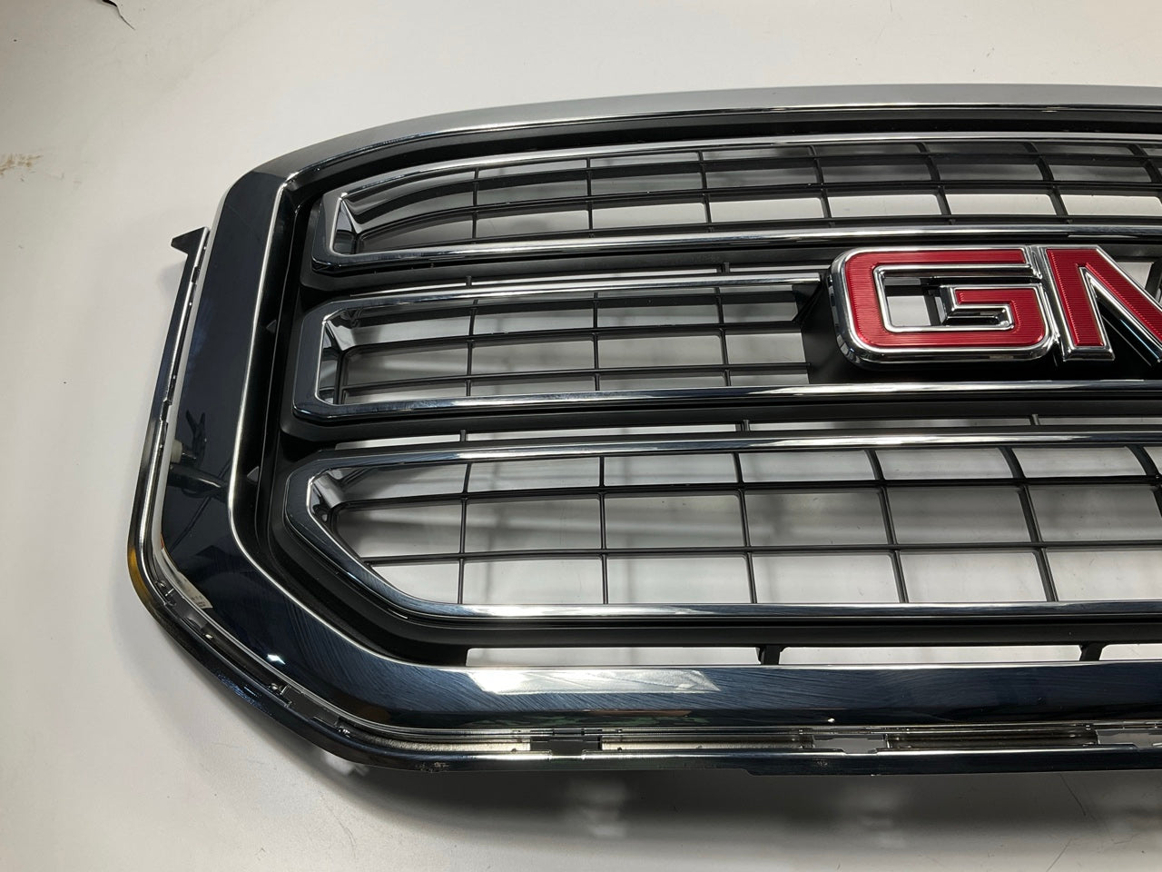 USED OEM GM Grille 84722258 Assembly Chrome W/ Emblem 2015-2020 GMC Yukon /XL