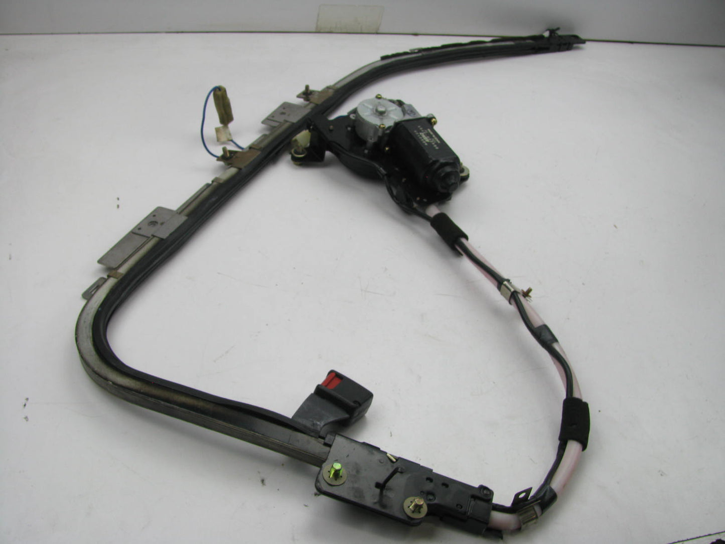 NEW - OUT OF BOX 864000-3151 Front Right Seat Belt Track & Motor 93 Ford Festiva