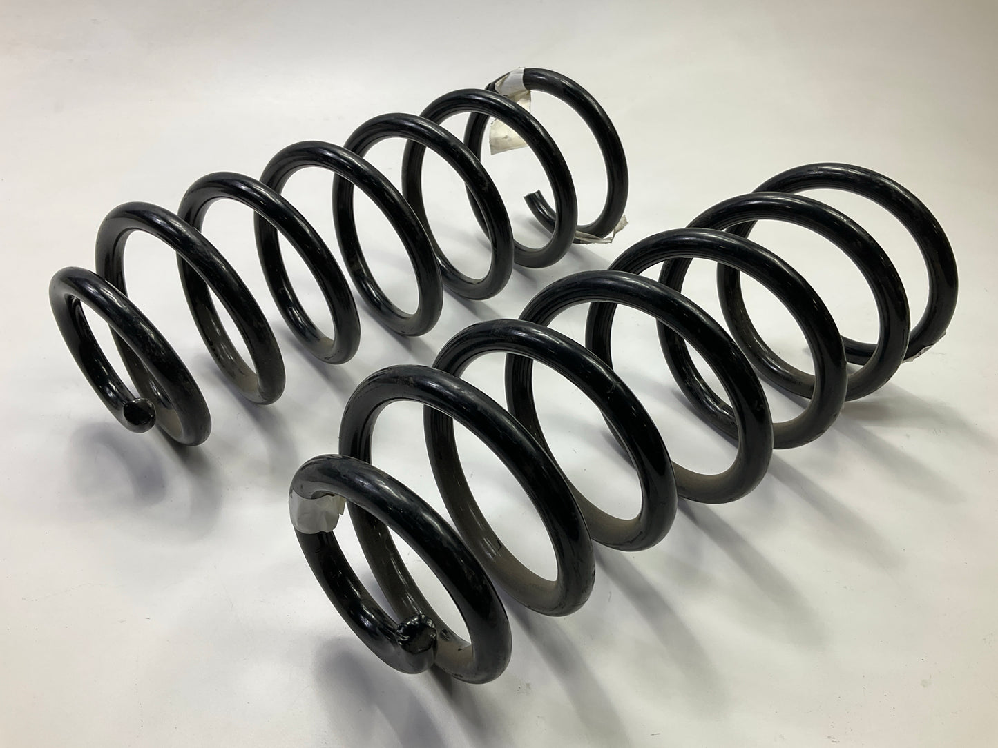 (2) NEW UNTAGGED OEM Volvo 8646866 Rear Coil Springs