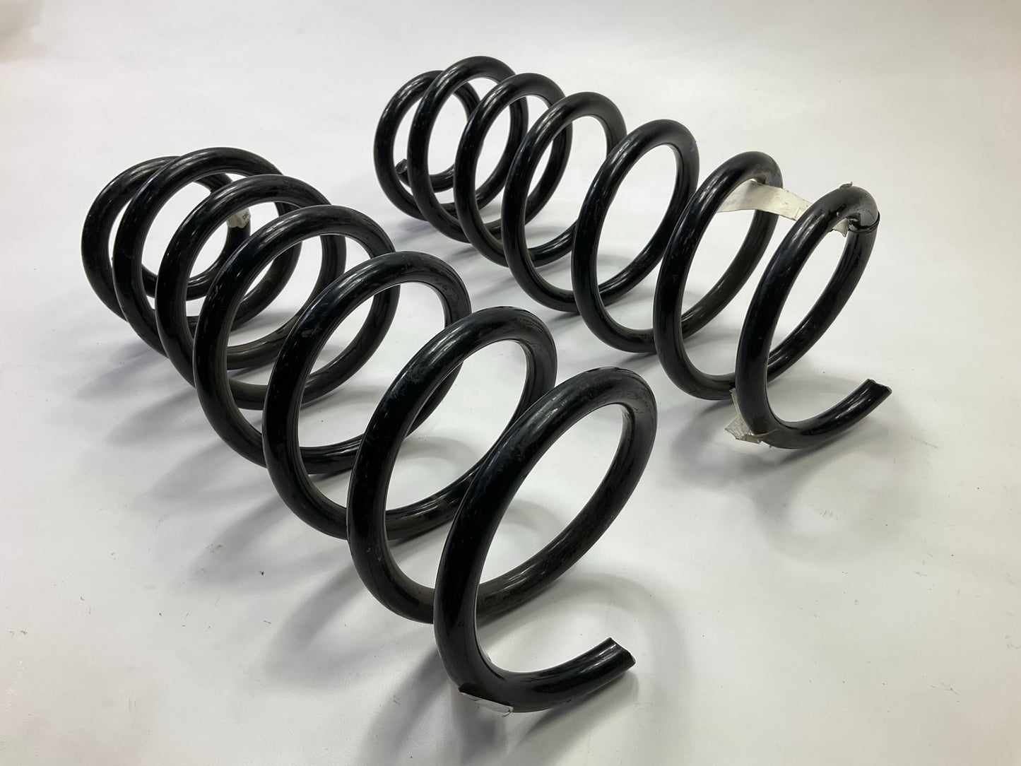 (2) NEW UNTAGGED OEM Volvo 8646866 Rear Coil Springs