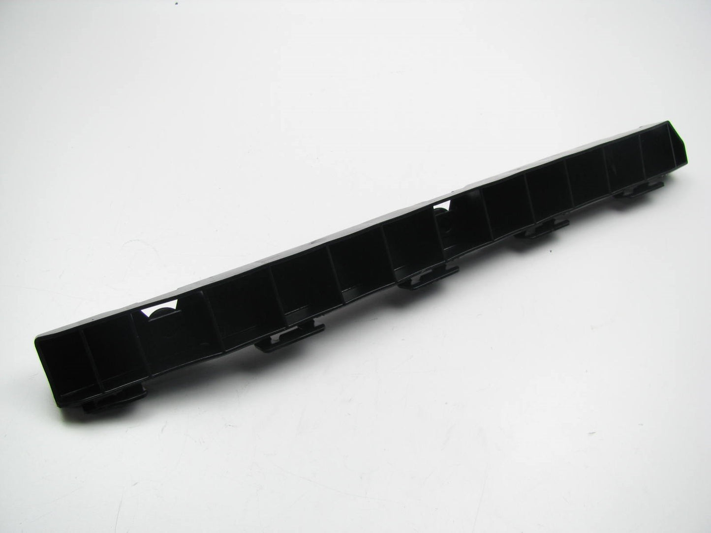 NEW -  OUT OF BOX Rear Bumper Left Mounting Bracket For 10-15 Tucson 86613-2S000