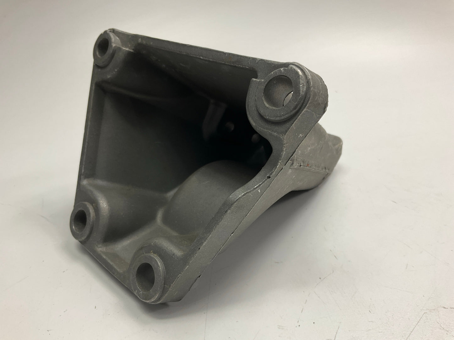 NEW UNBOXED 1998-2005 VW Passat V6 / Audi A4 A6 Right Engine Motor Mount Bracket
