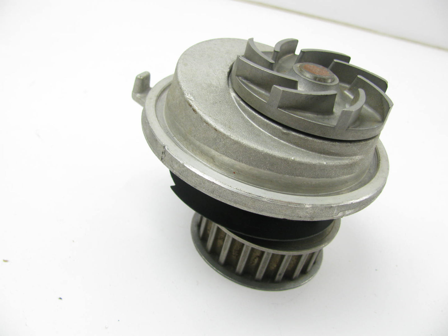 NEW - OUT OF BOX - OEM GM / Opel 90128241 Water Pump Astra Kadett