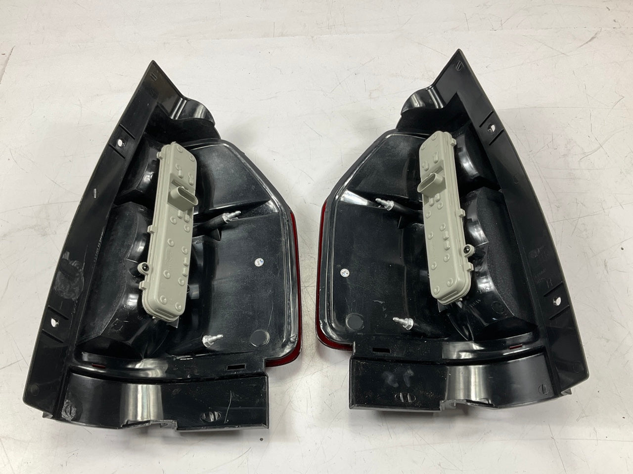 NEW AFTERMARKET 9029844 Left & Right Tail Lights W/ Smoked Lens - 02-09 Envoy