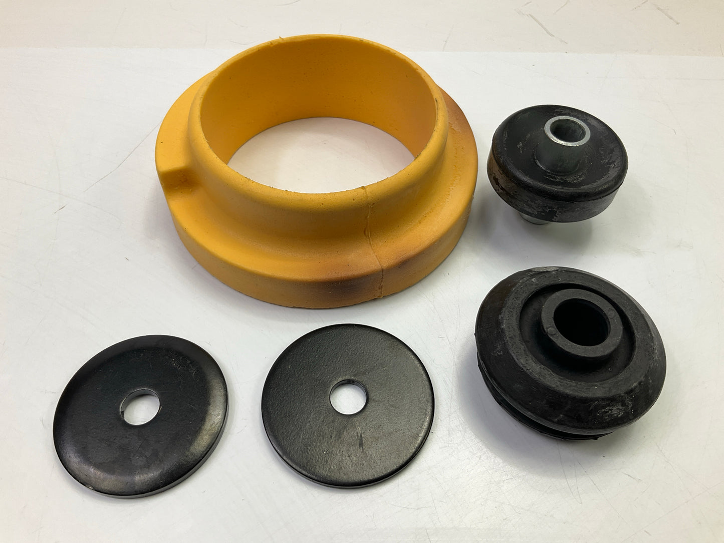 NEW - UNBOXED 924-411 Rear Upper Suspension Strut Mount