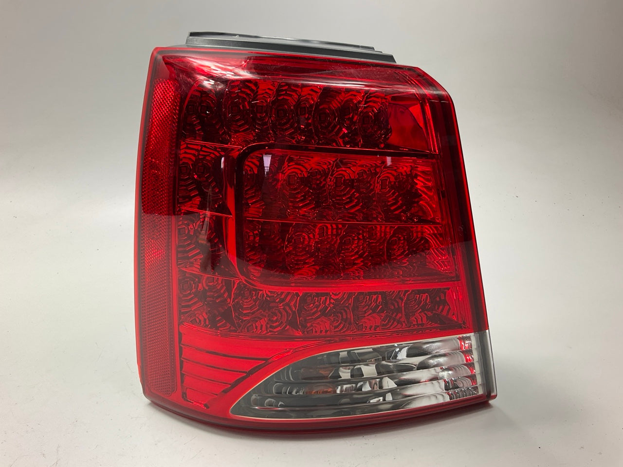 NEW - LED DRIVER LEFT Rear Outer Taillight Tail Light Lamp For 12-13 Kia Sorento