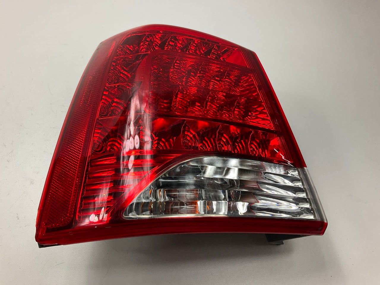 NEW - LED DRIVER LEFT Rear Outer Taillight Tail Light Lamp For 12-13 Kia Sorento