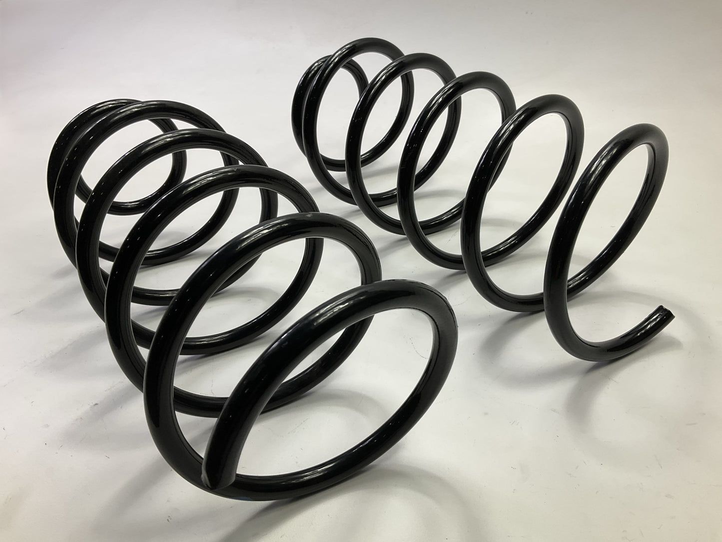 (2) NEW UNTAGGED OEM Volvo 9492178 Front Coil Springs