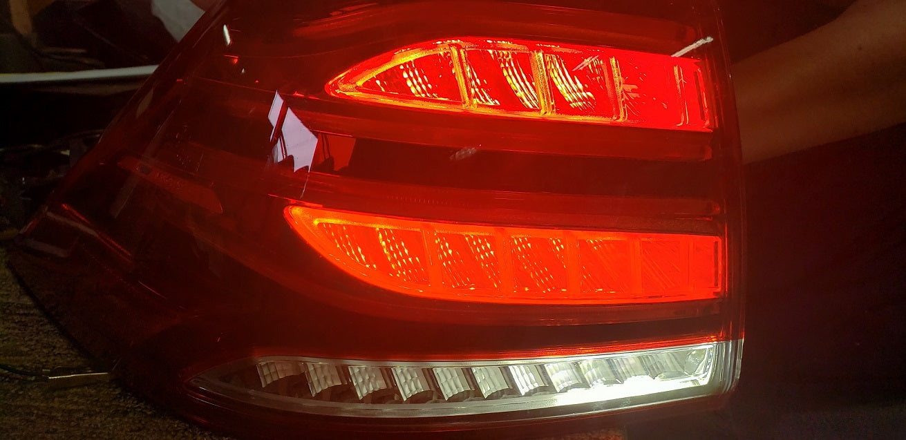 NEW UNBOXED OEM Right Rear Outer Tail Light For 2016-18 Mercedes-Benz GLE Class