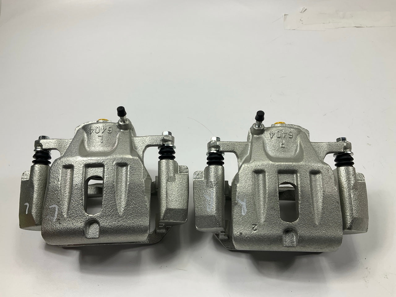 OUT OF BOX - BCB92664-BCB92665 Front Disc Brake Caliper Set