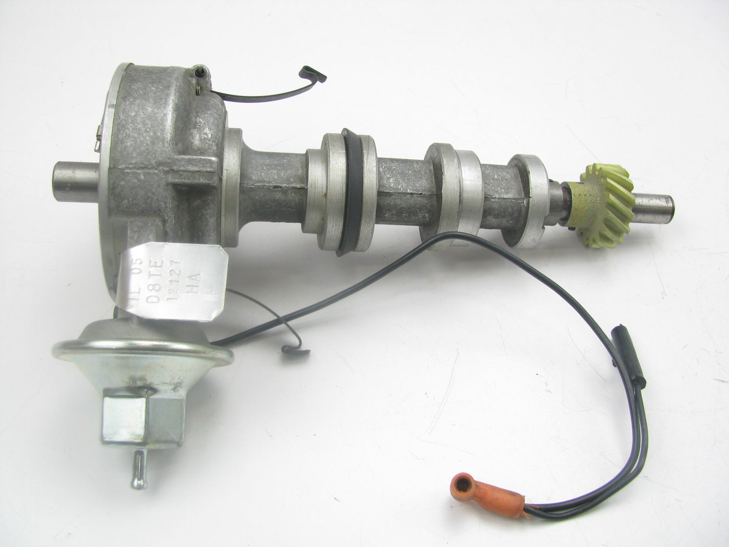 MATCH CASTING # D8TE-12127-HA - NOS OEM Ford D8TE-12127-HA Distributor