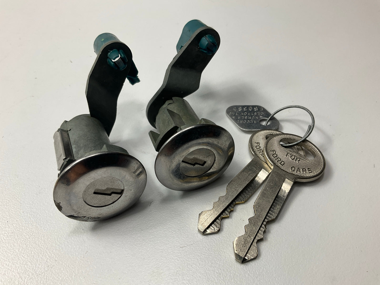 NEW - OUT OF BOX - DL-17 Chrome Door Lock Kit With Keys