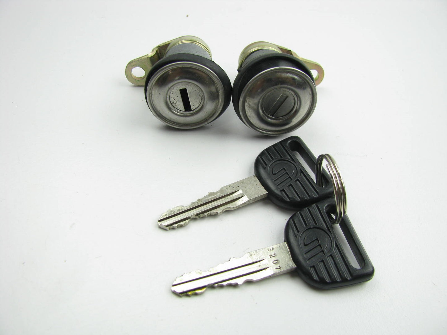 New Bulk Packed DL29 RH/LH Door Lock Cylinder Tumbers W/kyes For 76-81 Accord