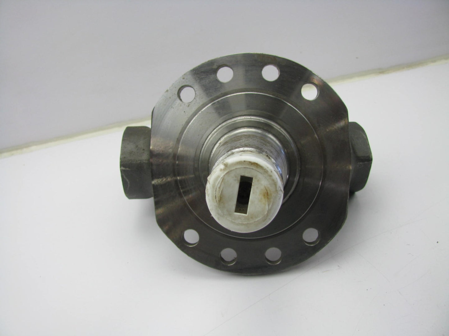 NEW OUT OF BOX OEM Ford E1HT-3105-EA Right Passengers Spindle 1981 Heavy Truck