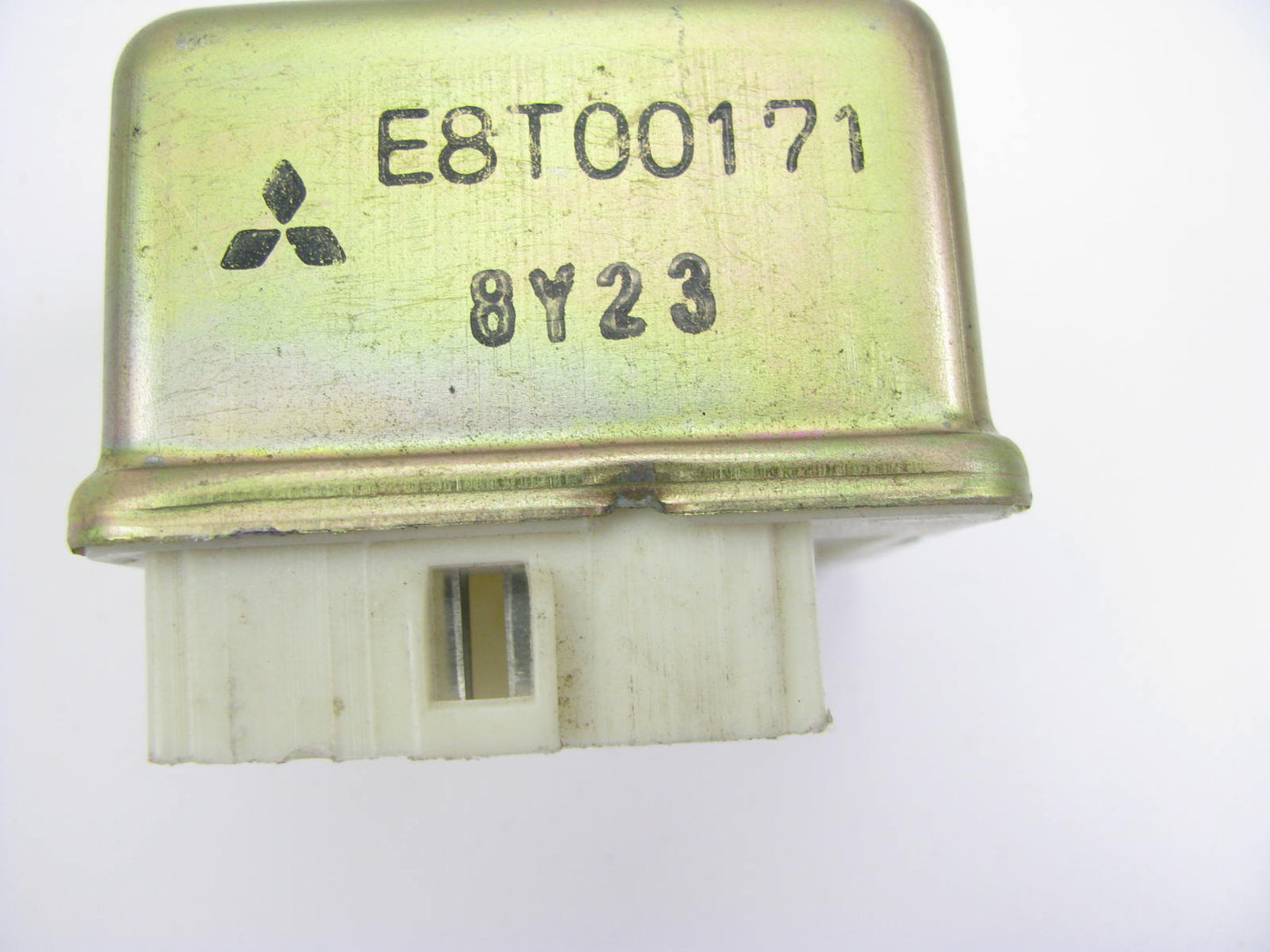 NEW - OUT OF BOX MITSUBISHI E8T00171 Powertrain Control Module Relay - MB906017