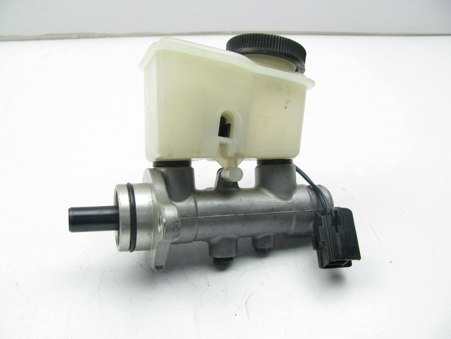 OUT OF BOX - REMAN. OEM Ford F32Z-2140-AX Brake Master Cylinder 1993-1996 Probe