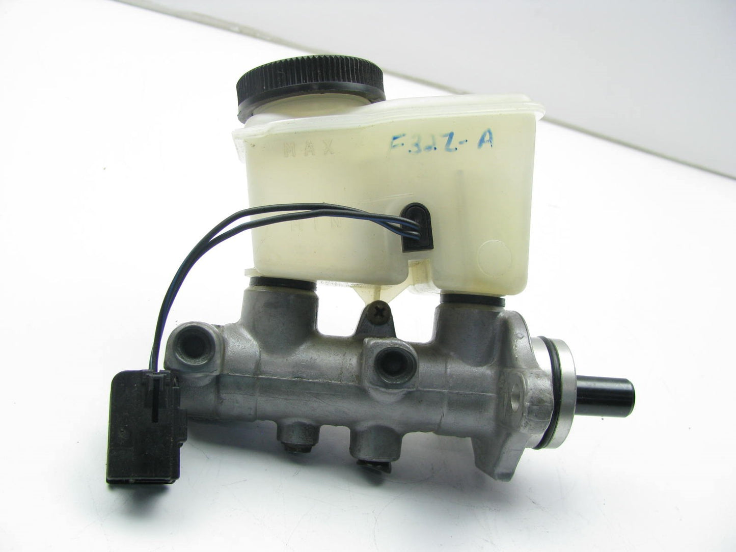 OUT OF BOX - REMAN. OEM Ford F32Z-2140-AX Brake Master Cylinder 1993-1996 Probe