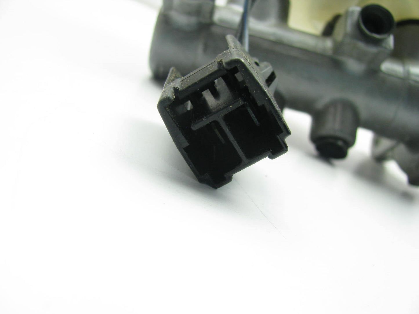 OUT OF BOX - REMAN. OEM Ford F32Z-2140-AX Brake Master Cylinder 1993-1996 Probe