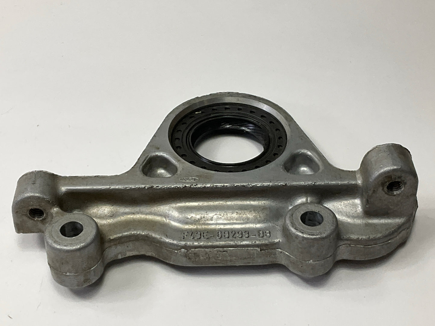 NEW - UNBOXED FORD F43E-6B293-BB Rear Crankshaft Retainer 1995-03 2.5L 3.0L-V6