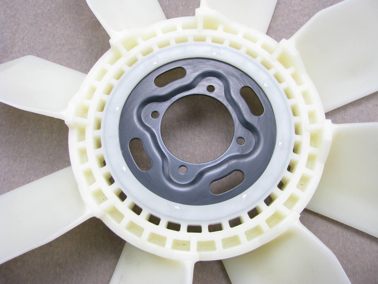 NEW - OUT OF BOX - OEM Ford F4AE-8600-AA Cooling Fan Blade