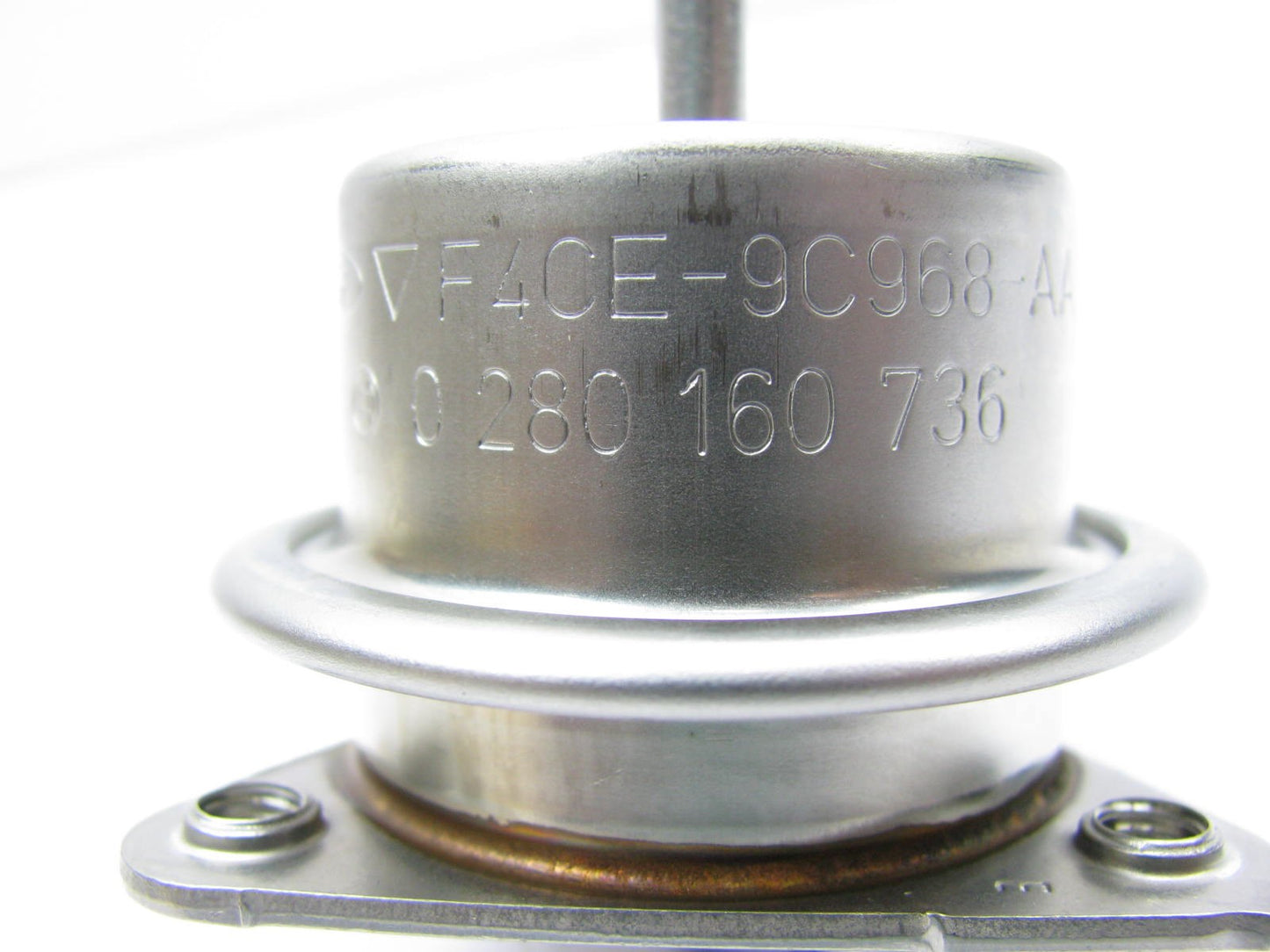NEW OUT OF BOX Ford F4CE-9C968-AA Fuel Injection Pressure Regulator 0280160736