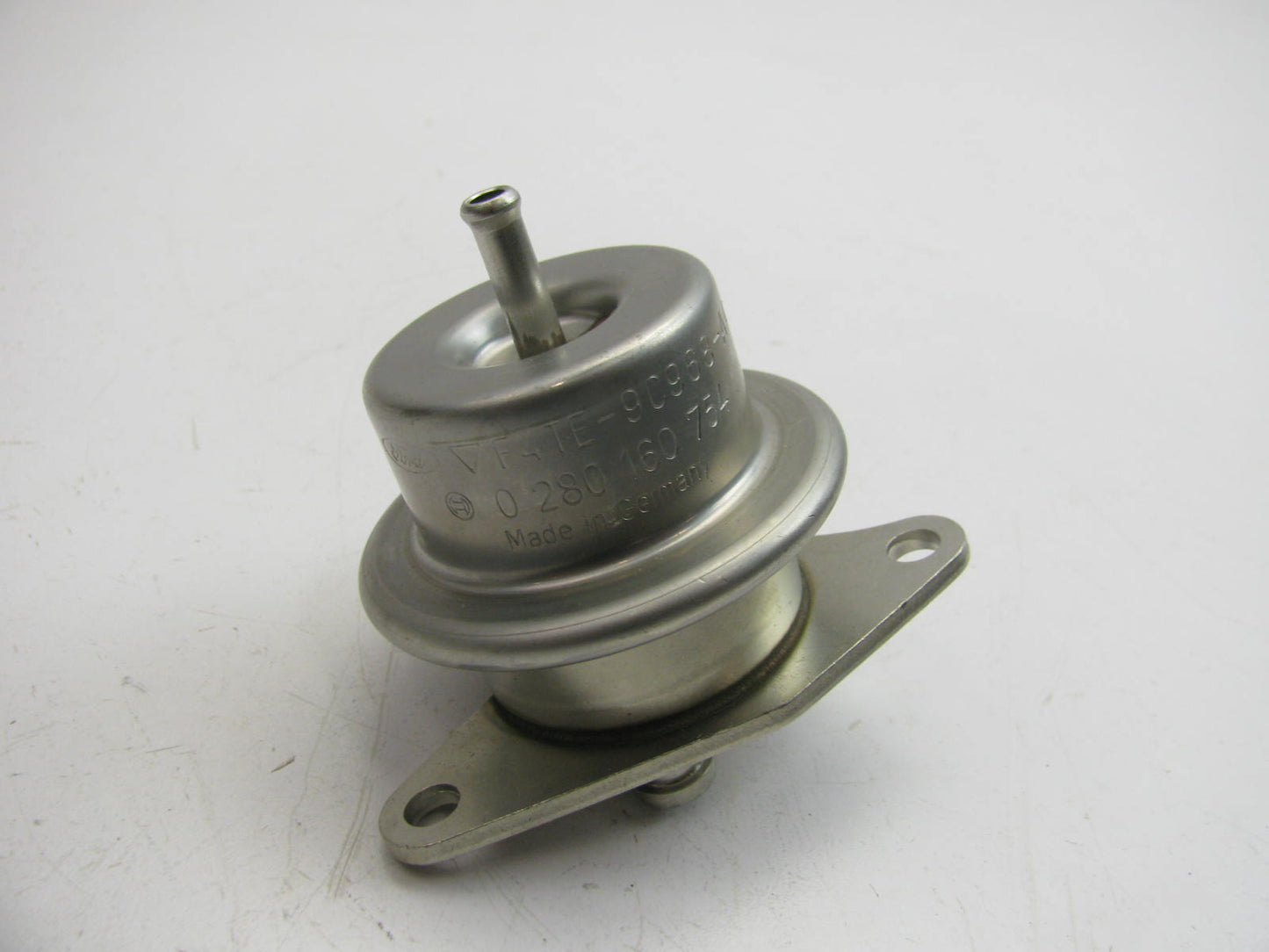 New OUT OF BOX OEM Ford Fuel Pressure Regulator F4TE-9C968-AA BOSCH # 0280160754