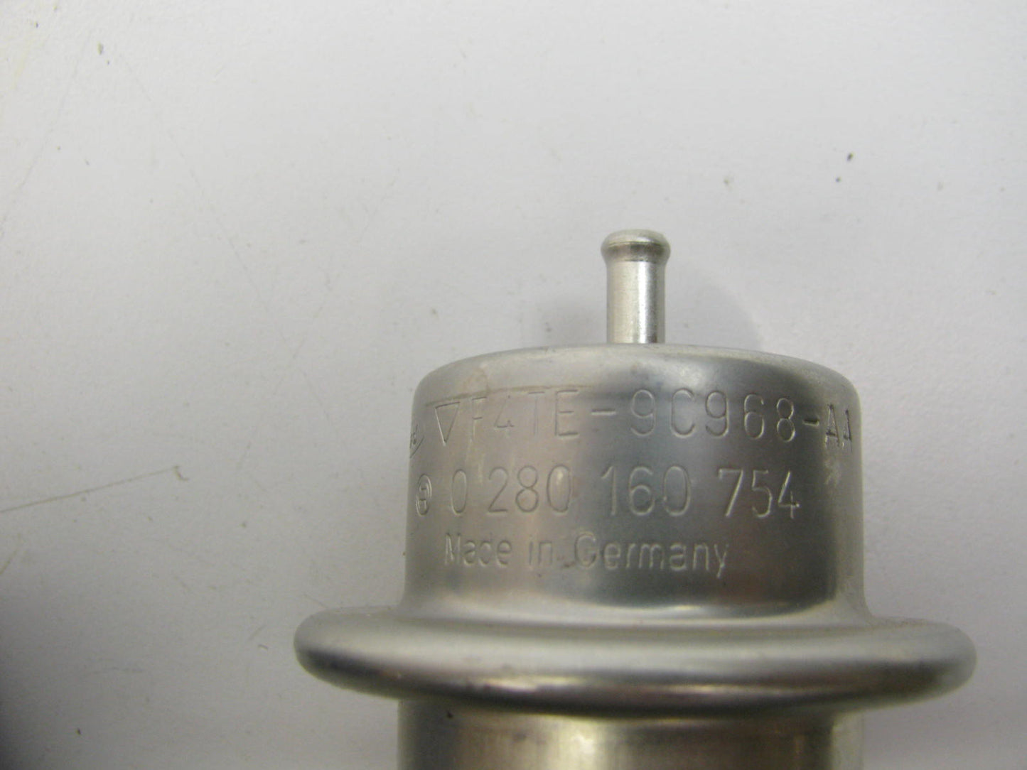 New OUT OF BOX OEM Ford Fuel Pressure Regulator F4TE-9C968-AA BOSCH # 0280160754
