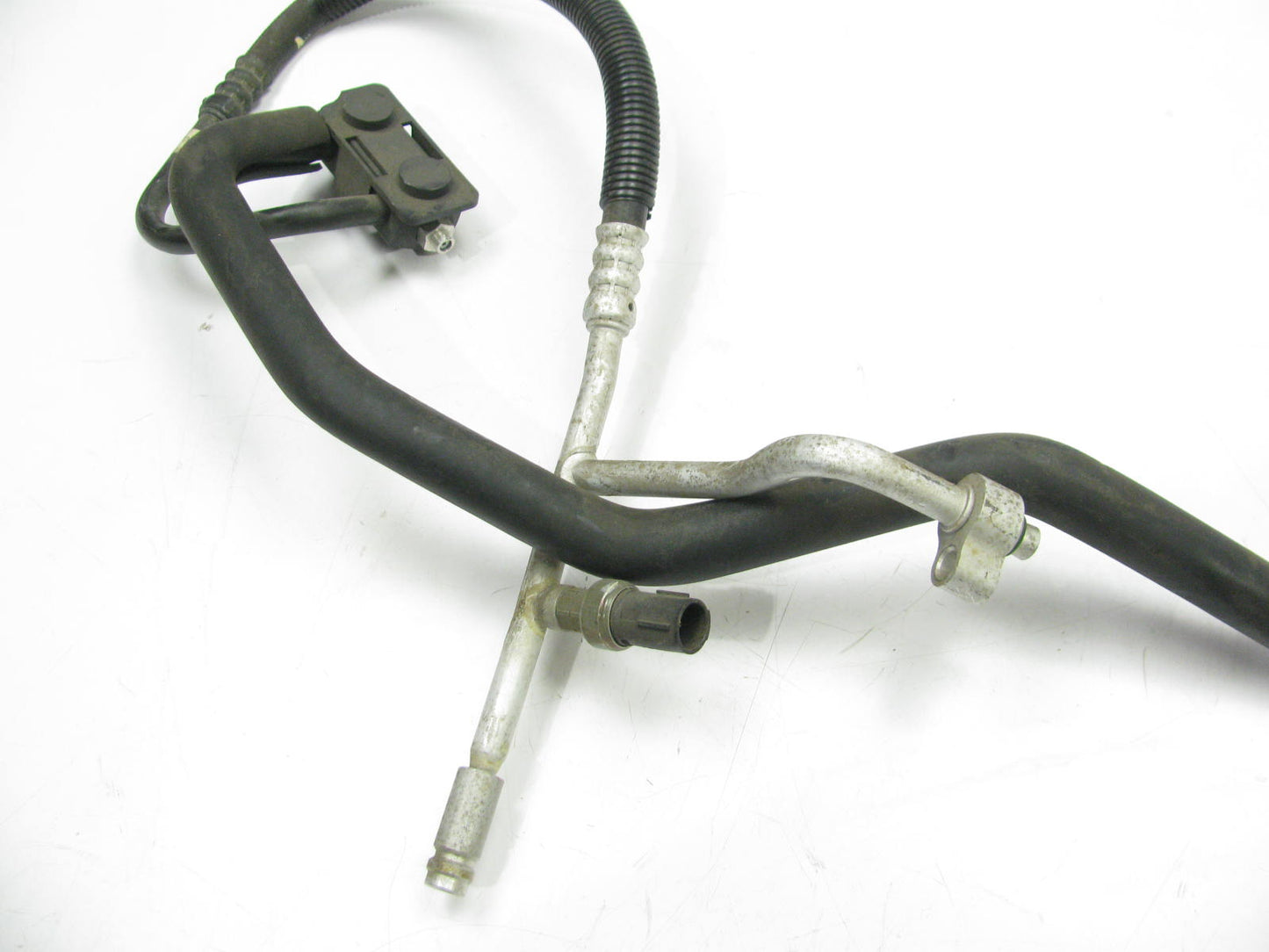 OEM Ford  OUT OF BOX F67H-19D734-BA A/C Refrigerant Discharge Suction Line Hose
