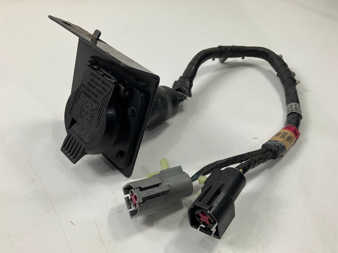 NEW OEM Ford  F6TB-13A576-BC Trailer Towing Wiring Harness Connector - 7 PIN