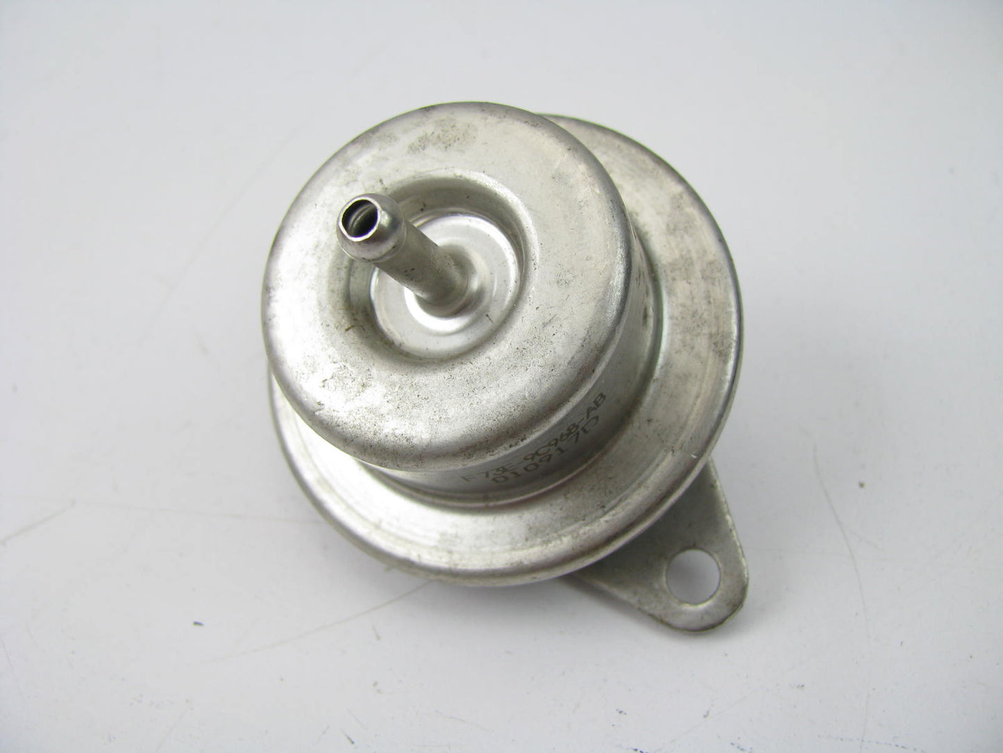 NEW - OUT OF BOX - OEM Ford F73E-9C968-AB Fuel Pressure Regulator